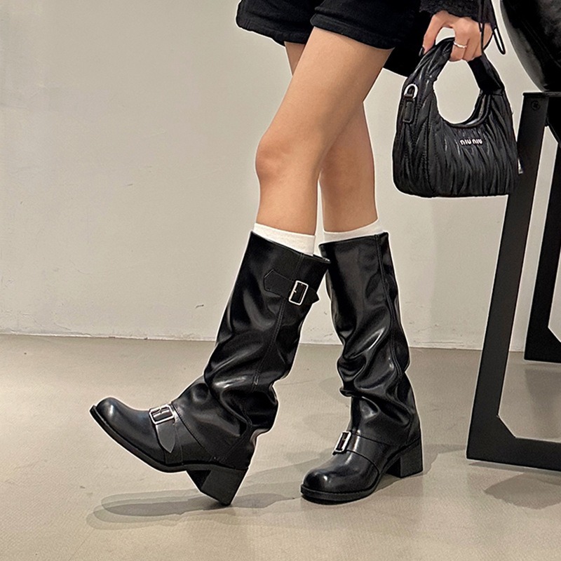 Street Fashion Trends 2025 - Sepatu Bot Wanita 2025 Setinggi Lutut