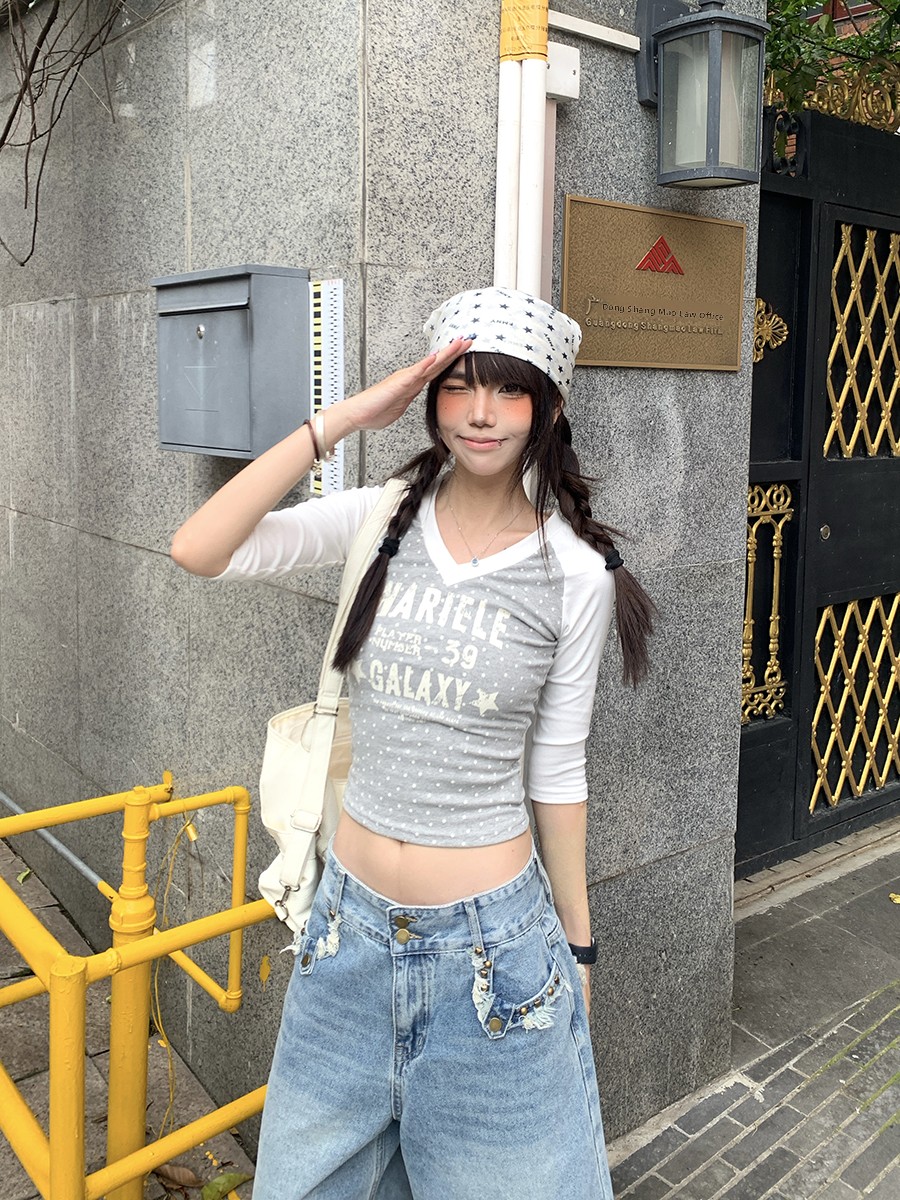 Street Fashion Korean Girl - Kaos lengan sedang dengan motif polkadot