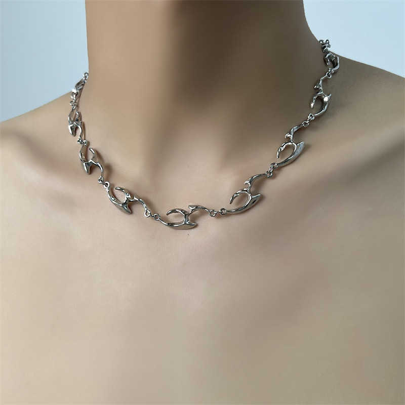 Kalung logam bentuk tidak bera - Street Fashion Trends 2025 ulasan dan harga